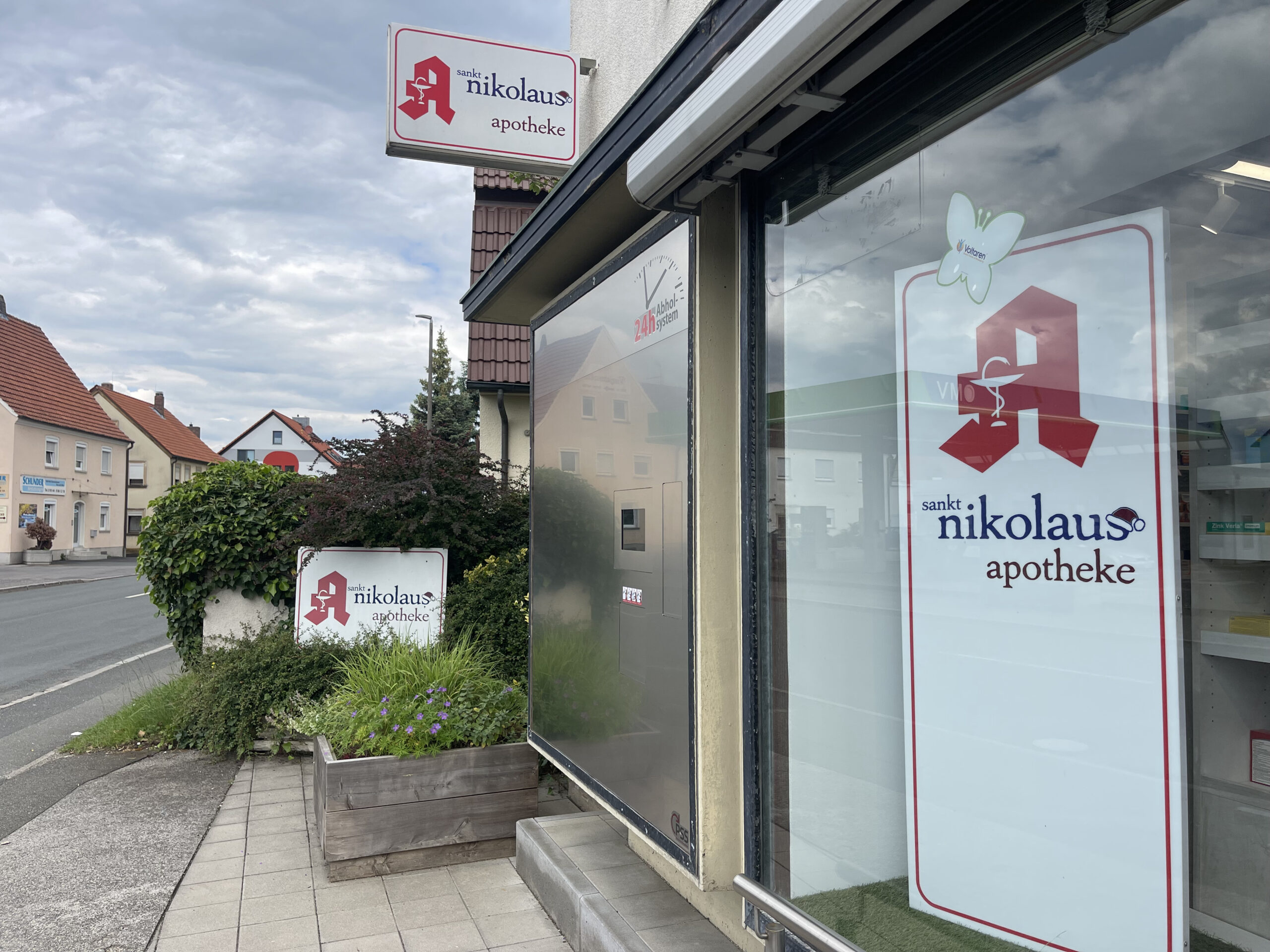 24h Abholautomat außen an der Sankt Nikolaus Apotheke